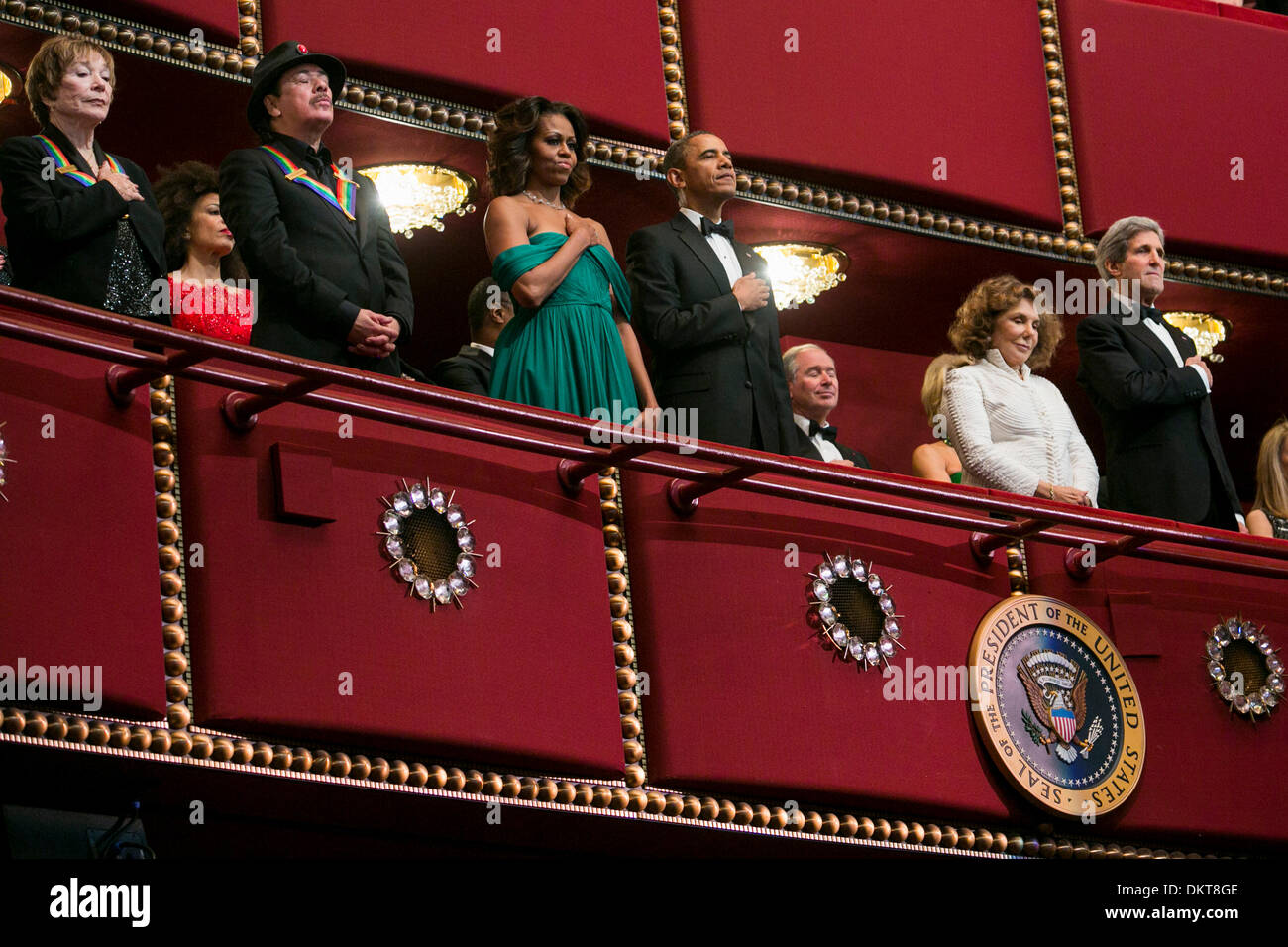 US-Präsident Barack Obama und First Lady Michelle Obama besuchen Sie 2013 Kennedy Center Honors am 8. Dezember 2013 in Washington, DC, USA. Die Preisträger in diesem Jahr gehören: Opernsängerin Martina Arroyo, jazz-Musikers Herbie Hancock, Musiker Billy Joel, Schauspielerin Shirley MacLaine und Musiker Carlos Santana. Von links nach rechts: Shirley MacLaine, Carlos Santana, Michelle Obama, Präsident Obama, Theresa Heinz Kerry und US Staatssekretär John F. Kerry. Foto: Kristoffer Tripplaar/Sipa Press über CNP Stockfoto