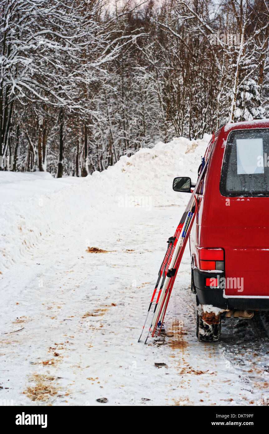 Winter Ski im Park - am Auto angekommen. Stockfoto