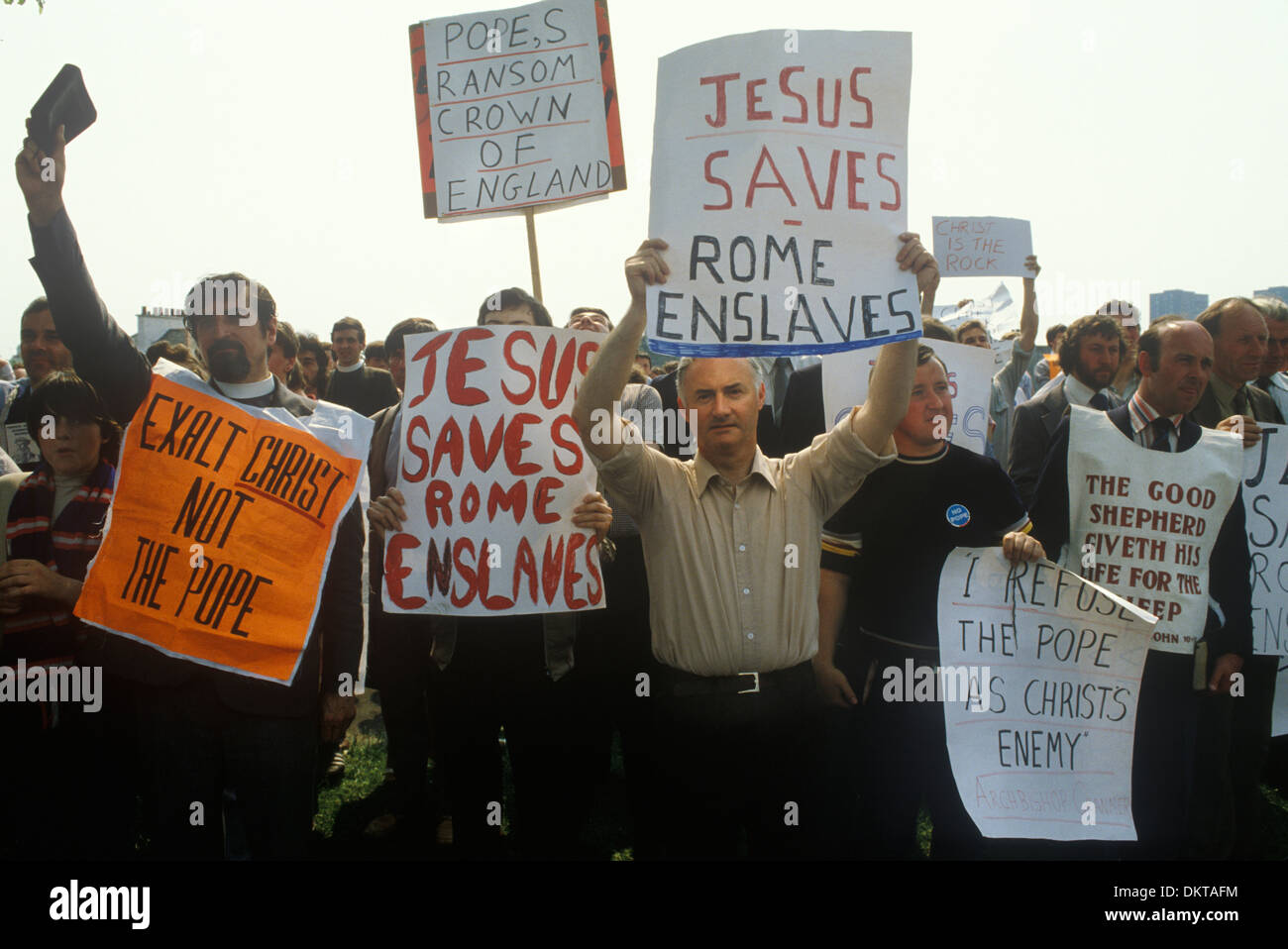 Anti Papst demonstration Masse Sammeln von Anti-papisten Protest Demonstration gegen die Papst Johannes Paul 1982 1980 s HOMER SYKES Stockfoto