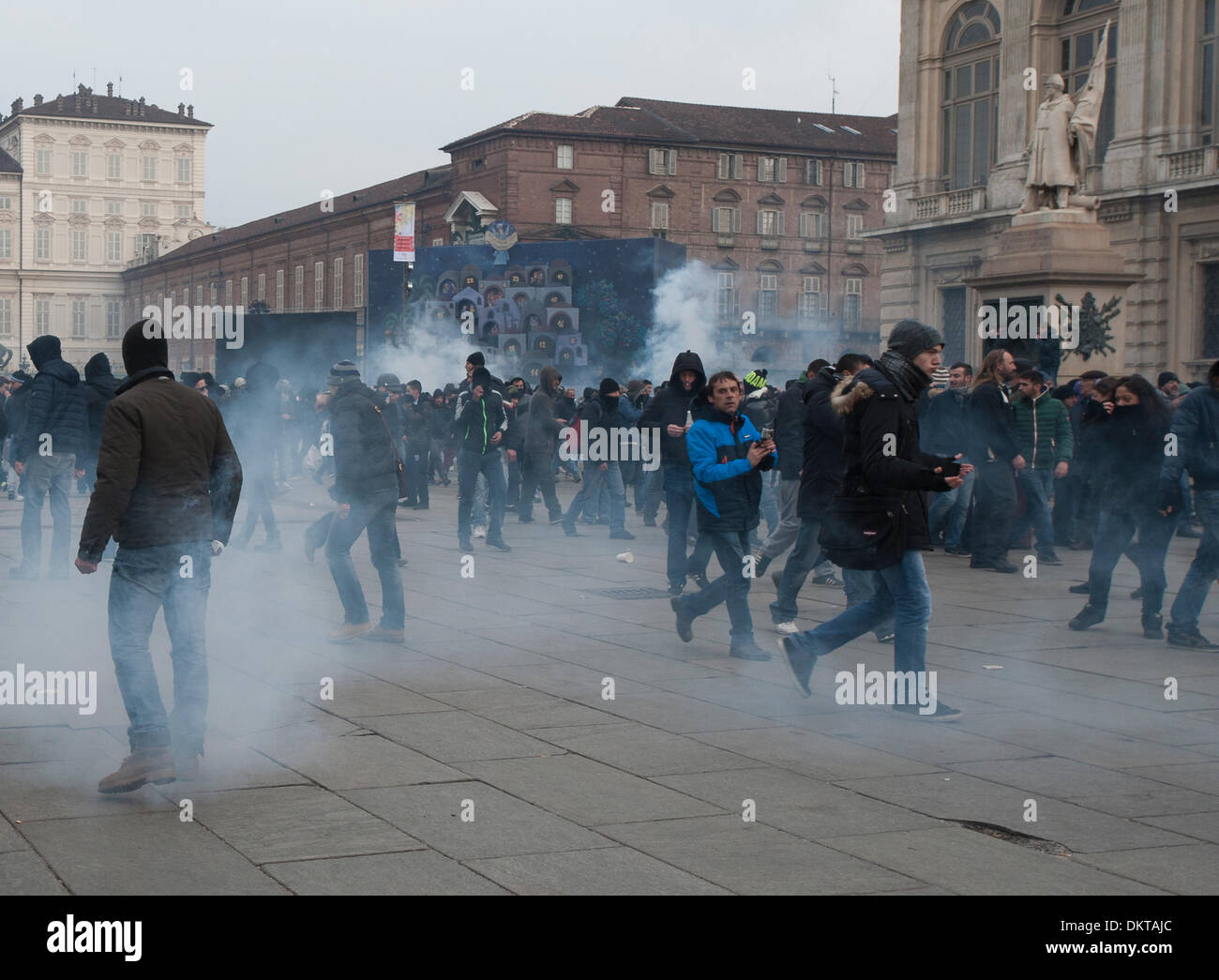 Italien-Turin-Piemont 9. Dezember 2013 Demonstration des 'Movimento dei Mistgabel' (Mistgabeln Bewegung) wie die gesamte italienische Halbinsel, die am schwierigsten in der Turin.Tension Moment in der Piazza Castello interessiert. In diesem Bild Tränengas in die Menge, die ins Leben gerufen von der Polizei Kredit zu zerstreuen: wirklich Easy Star/Alamy Live News Stockfoto