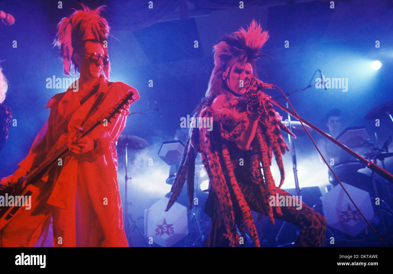 Tony James (L) und Martin Degville führten Sänger in der 1980er Jahre Punk-Rock-Band Sigue Sigue Sputnik. New Wave Punk Band auf der Bühne ihr Love Missile F1-11 Auftritt im Tiffany’s in Newbridge Street. Newcastle upon Tyne, England, 12. März 1986. 1980ER JAHRE UK HOMER SYKES Stockfoto