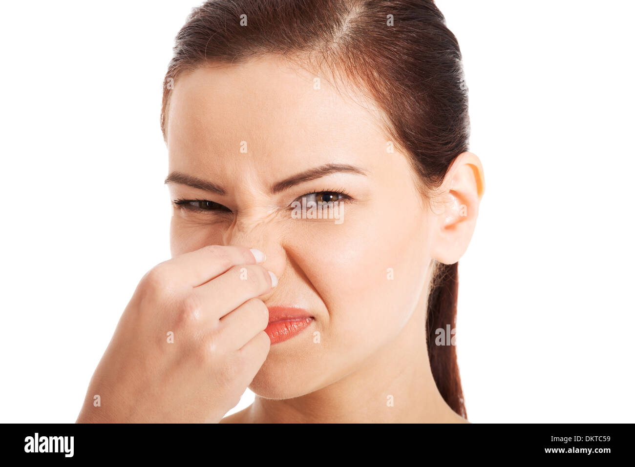 Porträt einer jungen Frau hält ihre Nase wegen einer schlechten Geruch. Isoliert auf weiss. Stockfoto