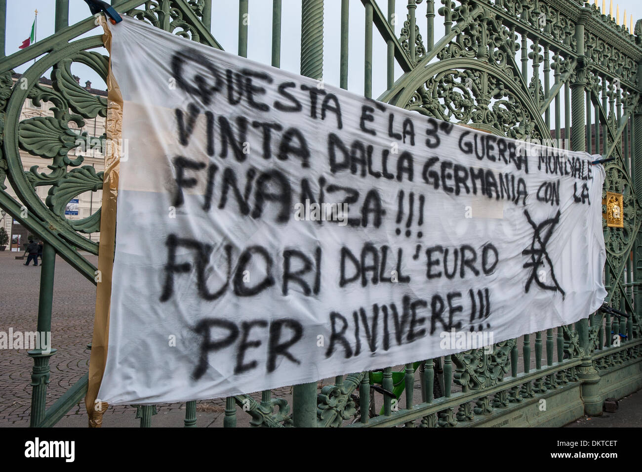 Italien-Turin-Piemont 9. Dezember 2013 Demonstration des 'Movimento dei Mistgabel' (Mistgabeln Bewegung) wie die gesamte italienische Halbinsel, die am schwierigsten in Turin interessiert. Piazza Castello, das Schreiben in das Bettlaken, sagt: "ist der dritte Weltkrieg, den Deutschland mit Finanzen gewann!!! Aus dem Euro, wieder zu beleben "Credit: wirklich Easy Star/Alamy Live News Stockfoto
