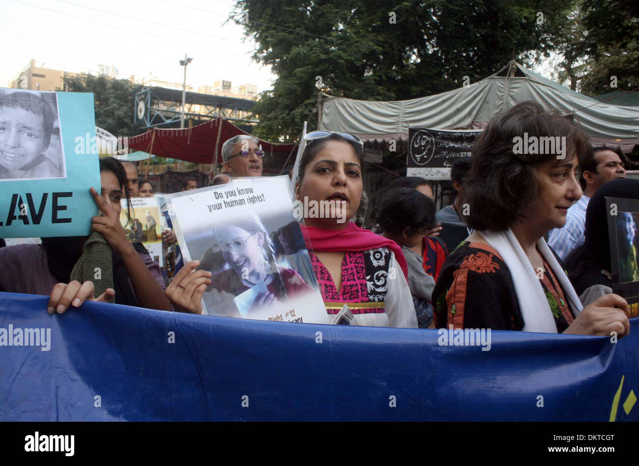 Bürgerinnen und Bürger sind skandierten Parolen während Bewusstsein Rallye für Jugendbildung anlässlich des Universal Human Rights Day in Karachi Club auf Montag, 9. Dezember 2013 drücken. Stockfoto