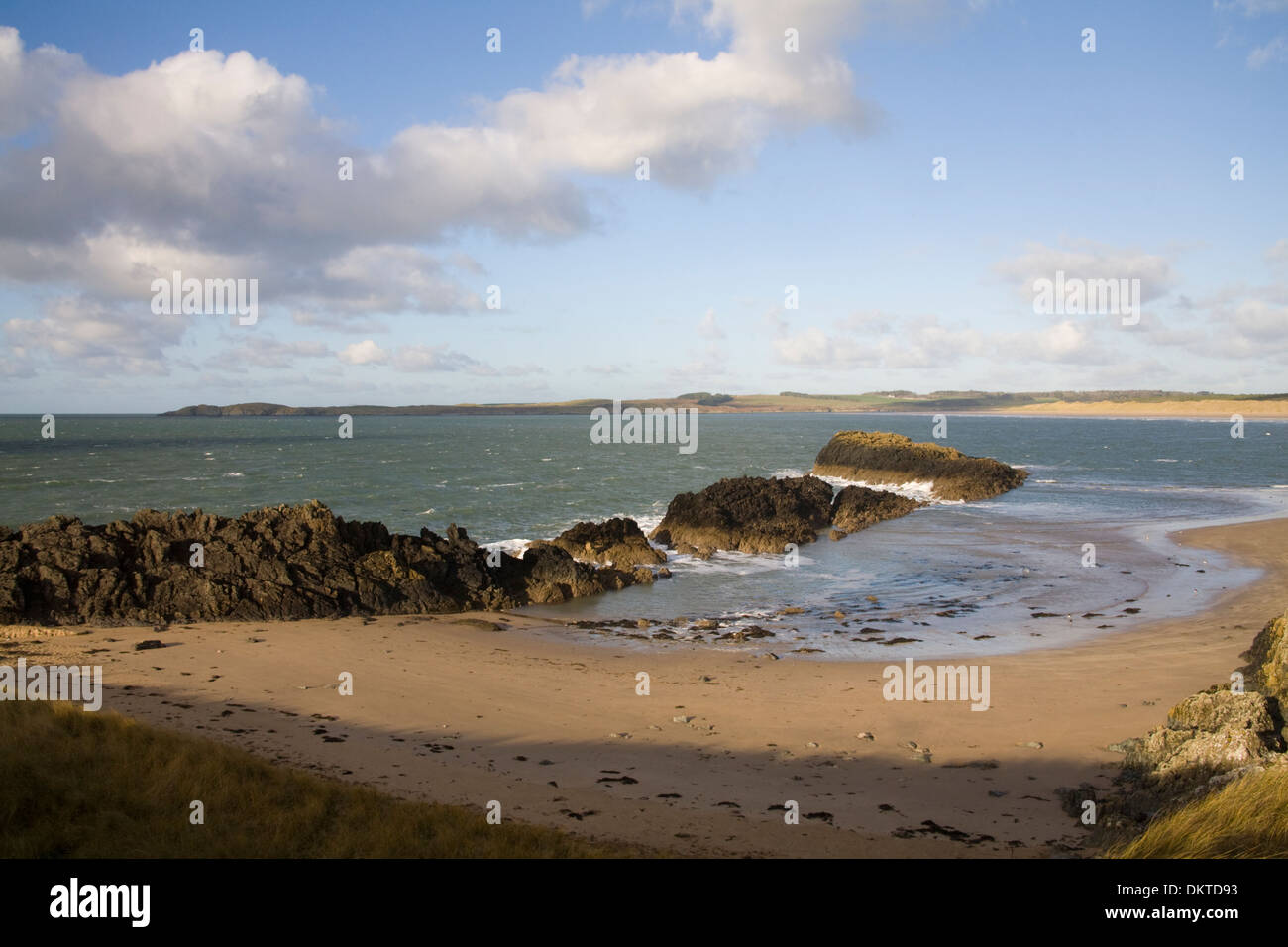 Llanddwyn Insel Anglesey North Wales UK auf der Suche nach Malltraeth Bucht Penrhos Strand mit kleinen Bucht Vordergrund Coastal path Stockfoto
