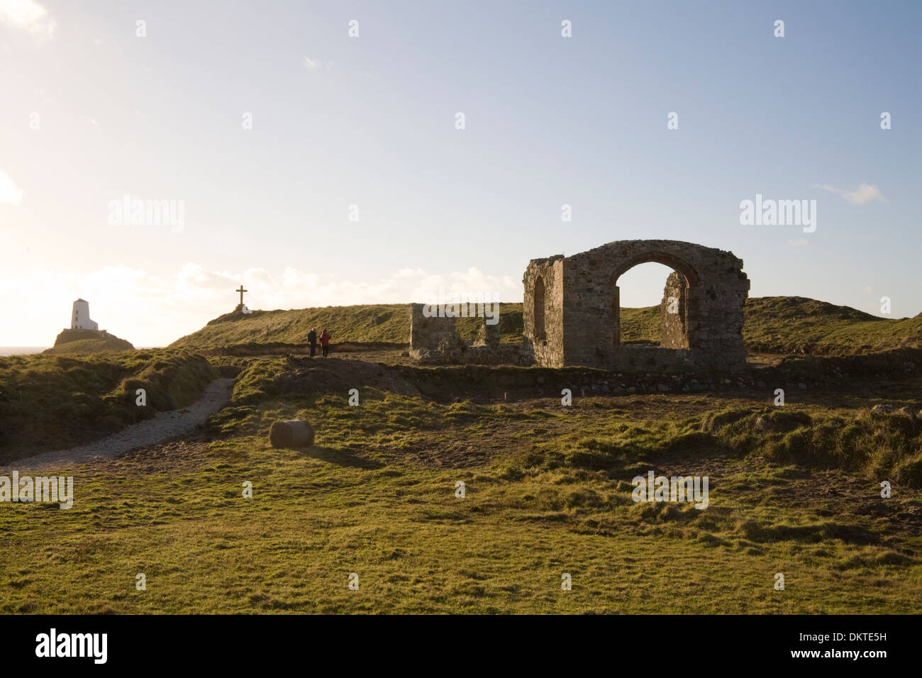 Llanddwyn Island Isle of Anglesey Wales Dezember Ruinen 16 thc St Dwynwen's Kirche stein Kreuz und Ty Mawr Lighthouse Tower der größte von zwei Stockfoto