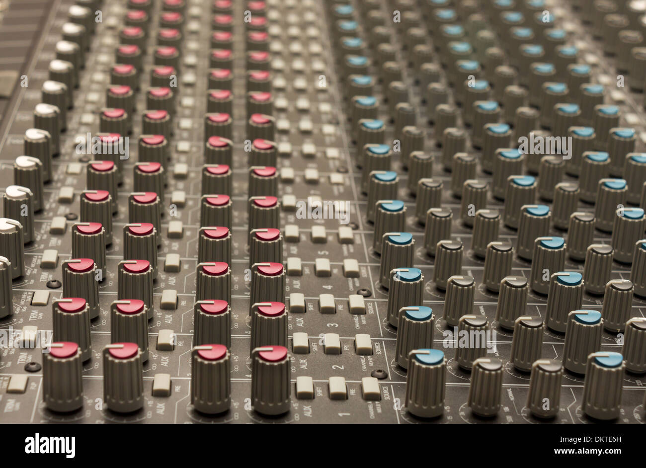 Studio-Mischpult mit verschiedenen Kanälen Stockfoto