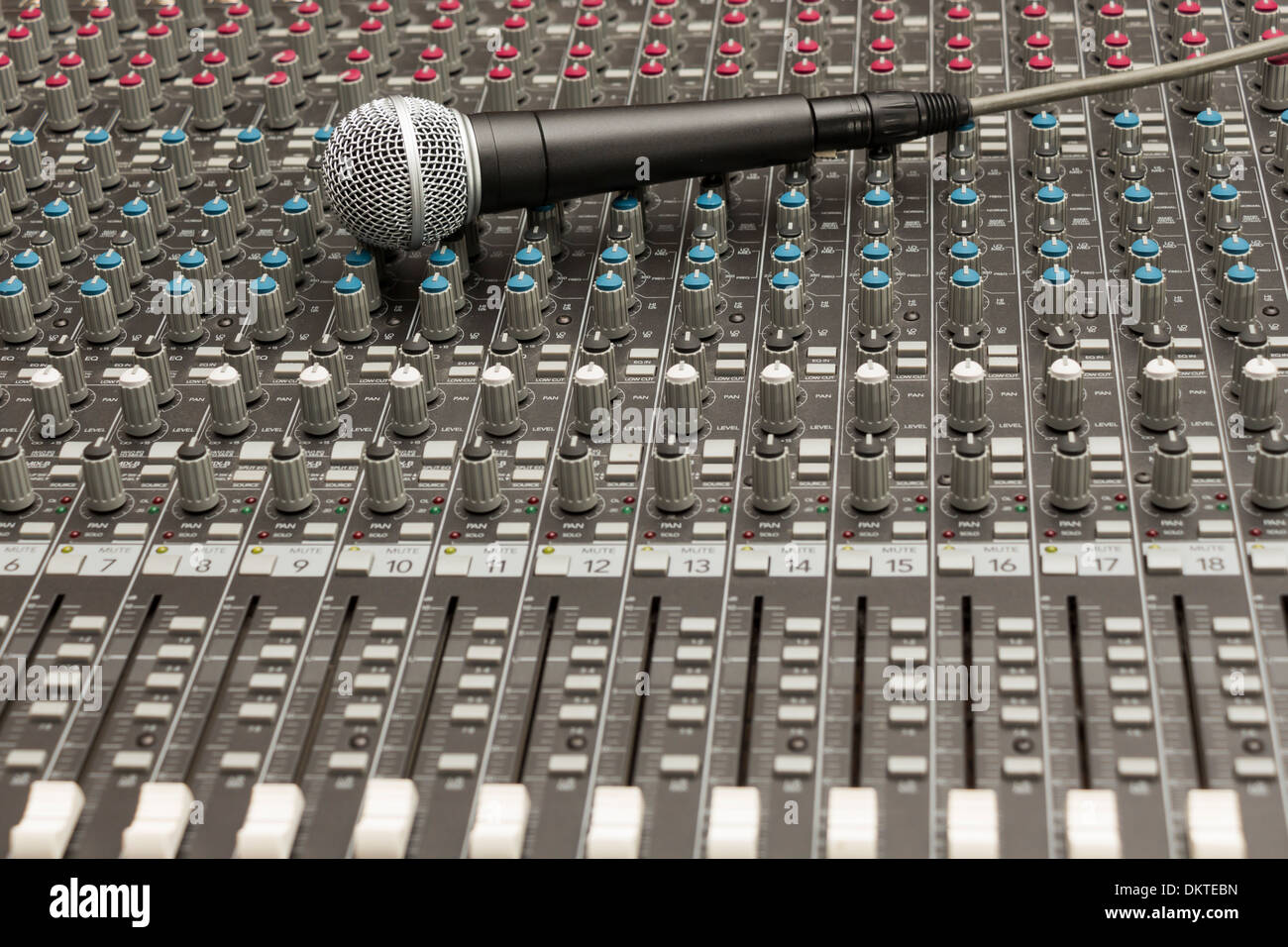 Studio-Mischpult mit verschiedenen Kanälen und Mikrofon Stockfoto