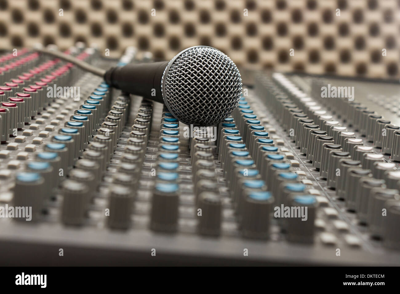 Studio-Mischpult mit verschiedenen Kanälen und Mikrofon Stockfoto
