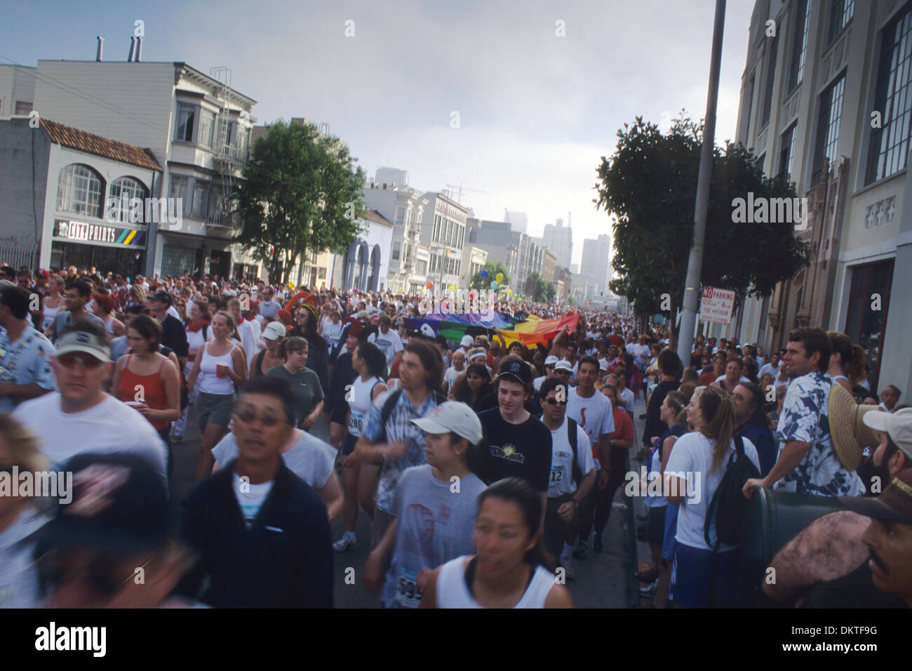 Massen von Menschen nehmen an die jährliche Bay to Breakers Rennen durch San Francisco, Kalifornien Stockfoto