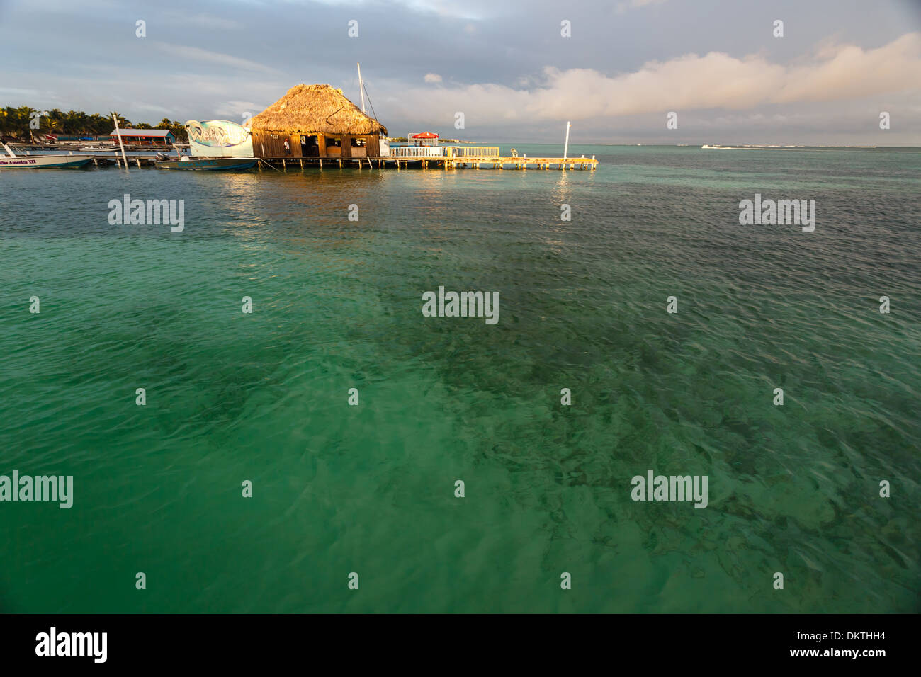 Wunderschönes türkisfarbenes Wasser des karibischen Meeres erstrecken sich einladend auf Schnorchler vor kommerziellen Dock auf Ambergris Caye, Belize Stockfoto