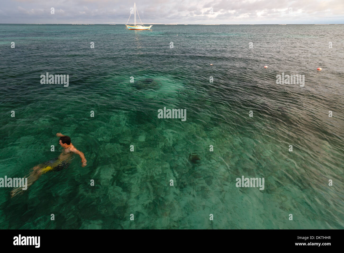 Schwimmer genießt warmen klaren tropische Gewässern das wunderschöne karibische Meer an einem sonnigen Tag Stockfoto