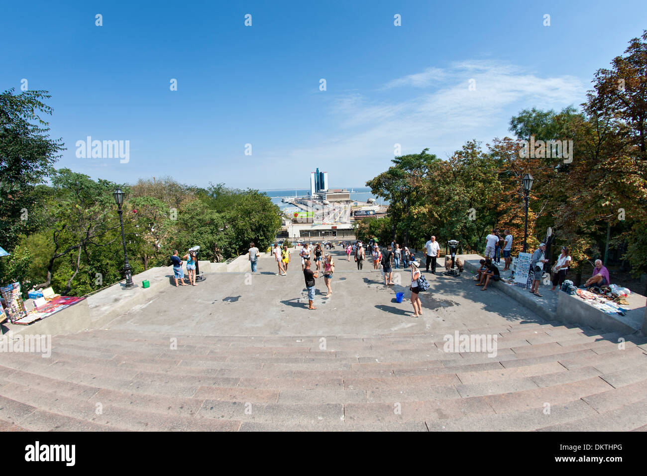 Sehen Sie unten die Potemkinsche Treppe in Richtung Schwarzes Meer in Odessa, Ukraine. Stockfoto