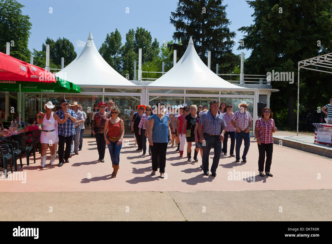 MONTRICHARD, Linedancer, Linie tanzen zu Country-Musik an einem Wochenende im Sommer Stockfoto