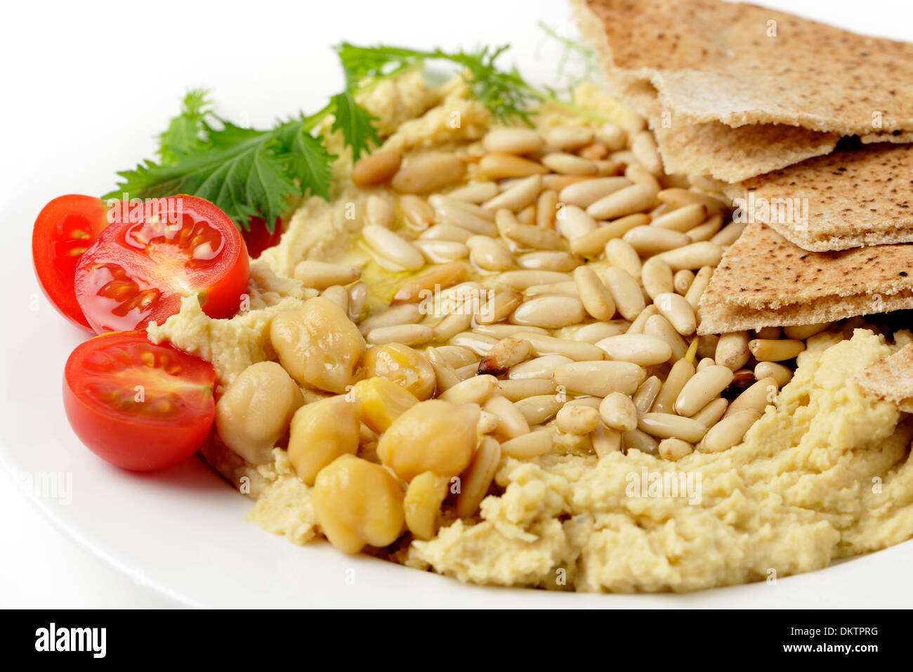 Libanesische Hummus mit Pinienkernen Stockfoto