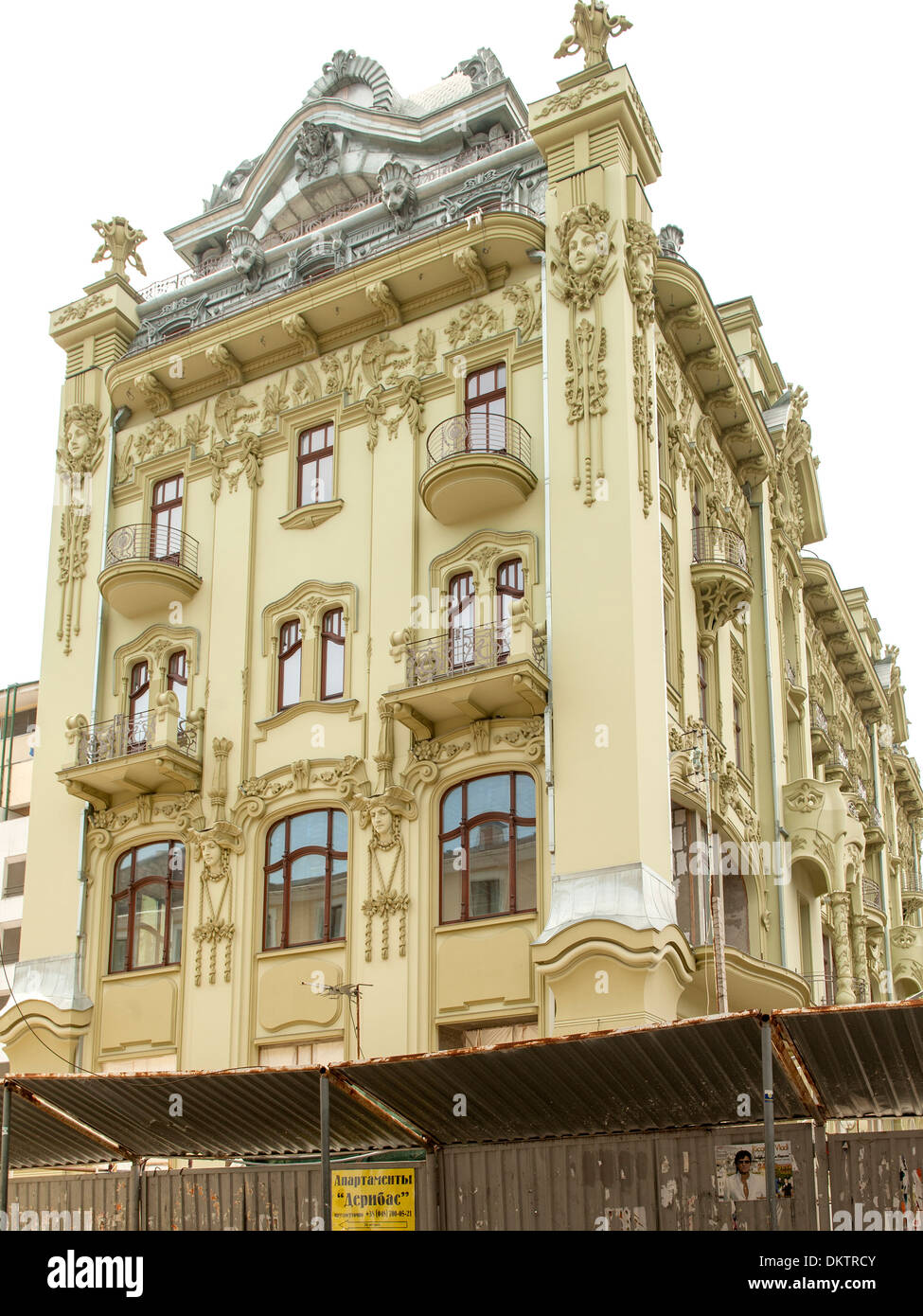 Reich verzierte Fassade auf Deribasovskaya Straße in Odessa, Ukraine. Stockfoto