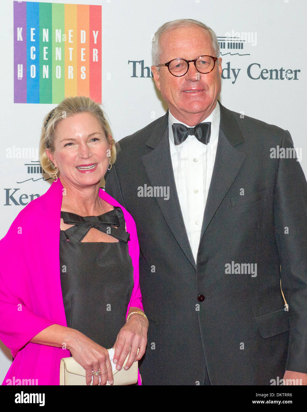 James A. Johnson und Heather Muir Kirby kommen für die formale Künstlerin Abendessen zu Ehren der Empfänger von der 2013 Kennedy Center Honors hosted by United States Secretary Of State John F. Kerry an das US-Außenministerium in Washington, DC am Samstag, 7. Dezember 2013. Bildnachweis: Ron Sachs / CNP Stockfoto