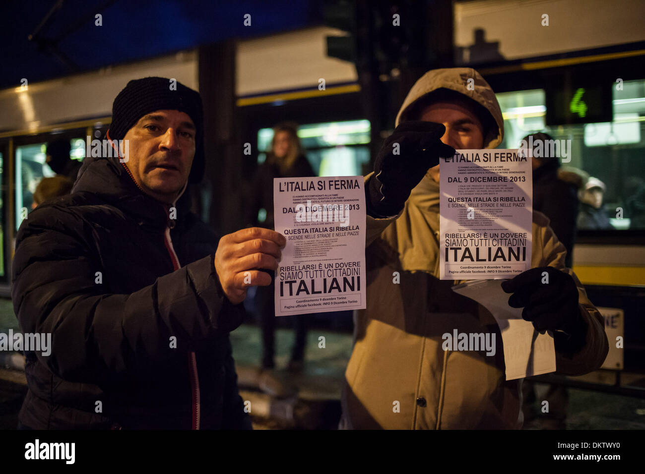 Turin, Italien. 9. Dezember 2013. Italien im Aufstand. Menschen protestieren in Turin, am 9. Dezember, 2013.In Foto: zwei Demonstranten mit dem Flyer des Tages der Rebellion. : Bildnachweis Cesare Quinto/NurPhoto: Cesare Quinto/NurPhoto/ZUMAPRESS.com/Alamy Live-Nachrichten Stockfoto