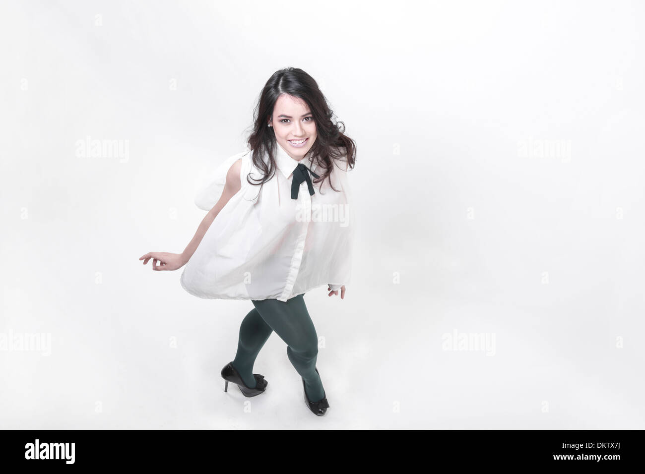 Studio-Porträt einer lächelnden jungen Frau Stockfoto