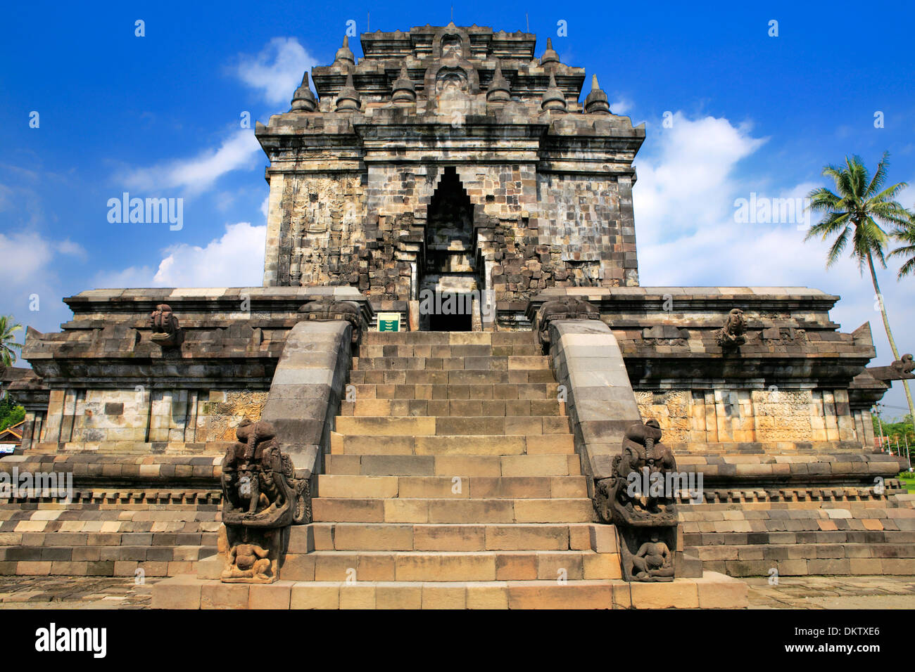 Candi, Mahayana buddhistische Tempel (8. Jahrhundert), Mendut, in der Nähe von Magelang, Java, Indonesien Stockfoto