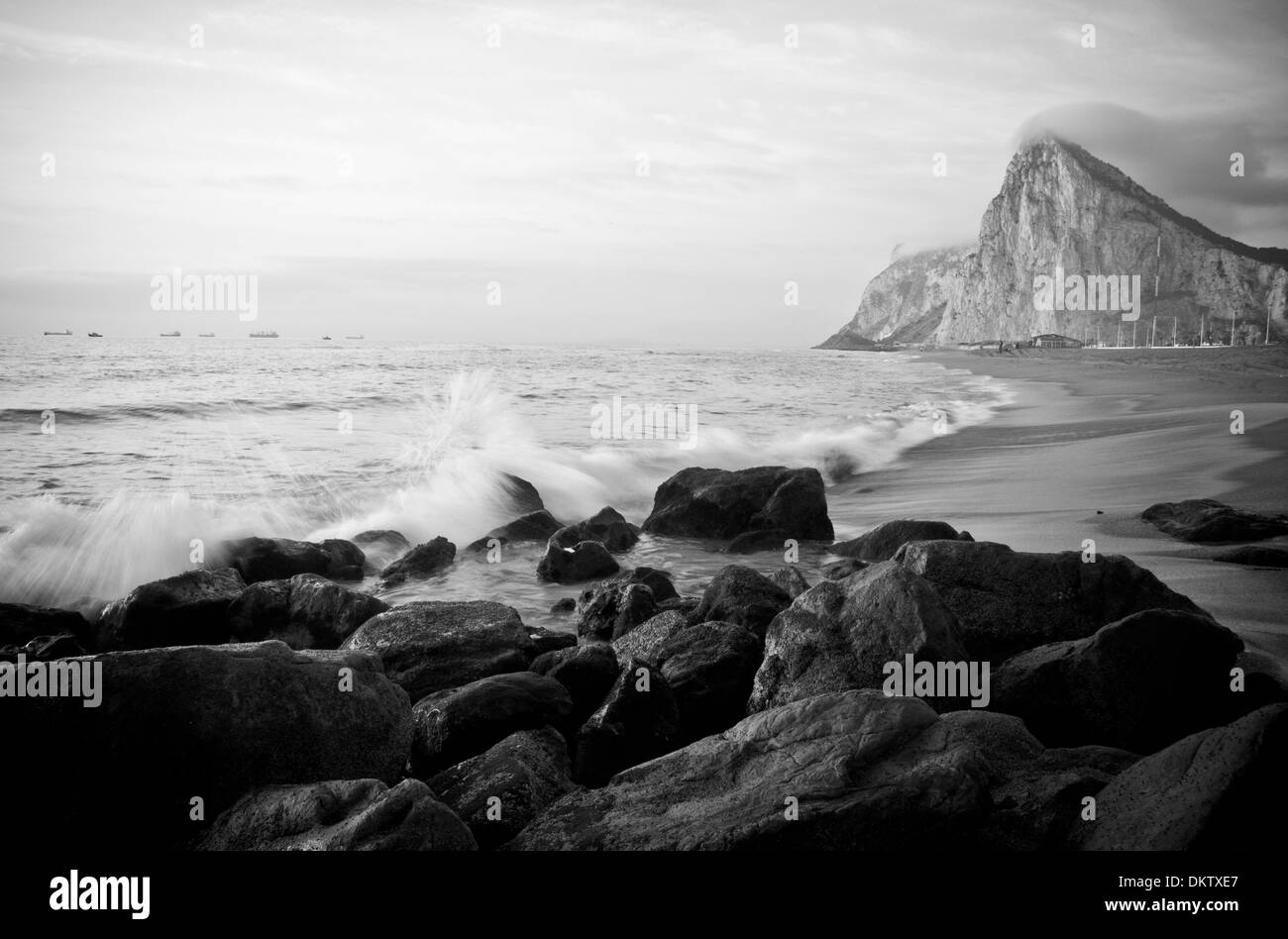 Die britische Rock of Gibraltar stehen stolz - anzeigen aus Spanien. Stockfoto