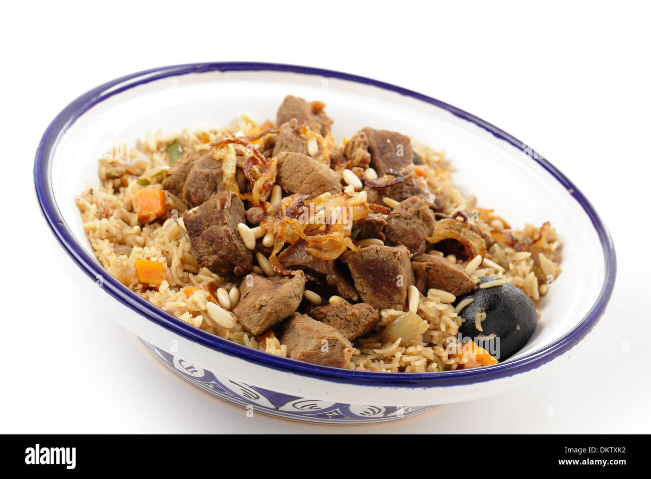 Eine Tajine Schale mit Saudi-arabischen Stil Kabsa gedreht von der Seite, wäre eine Tomaten-Salsa mit diesem zuzustellen. Stockfoto