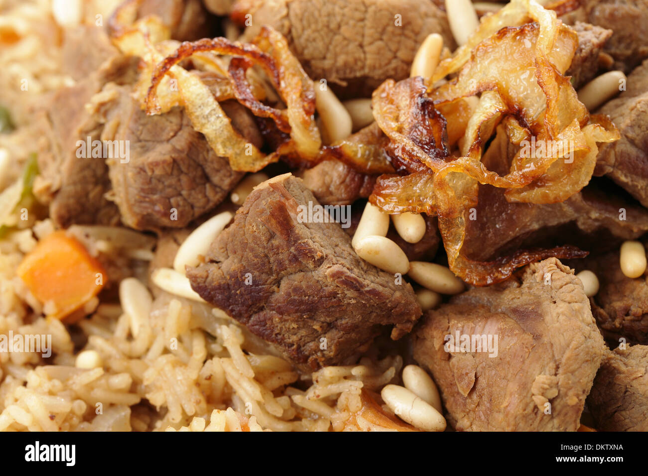 Eine Tajine Schale mit Saudi-arabischen Stil Kabsa, würde eine Tomaten-Salsa mit diesem bedient werden. Stockfoto