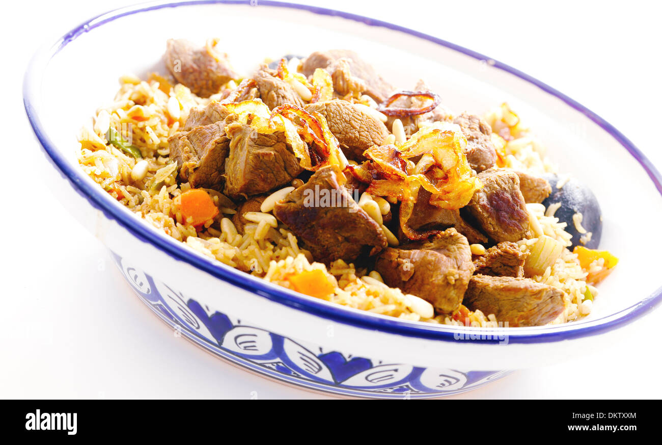 Eine Tajine Schale mit Saudi-arabischen Stil Kabsa erschossen und verarbeitet für ein High-Key-Effekt. Stockfoto