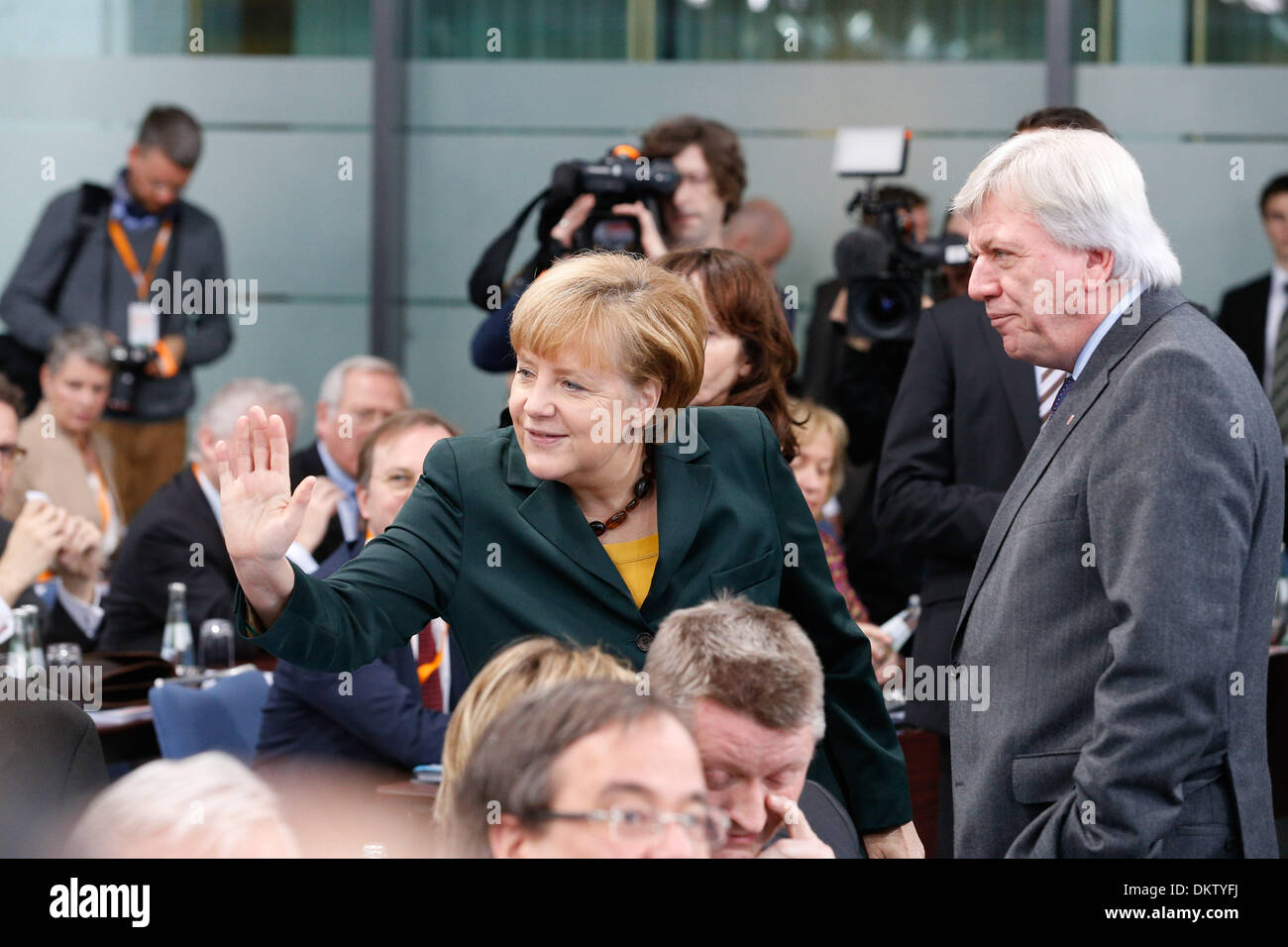 Berlin, Deutschland. 9. Dezember 2013. CDU kommt zusammen in Berlin, der Koalitionsvertrag zwischen CSU/CDU und SPD zu diskutieren. / Foto: Angela Merkel, Bundeskanzlerin und Volker Bouffier (CDU), Ministerpräsident von Hessen, in Berlin, am 9. Dezember 2013.Photo: Reynaldo Paganelli/NurPhoto Credit: Reynaldo Paganelli/NurPhoto/ZUMAPRESS.com/Alamy Live-Nachrichten Stockfoto