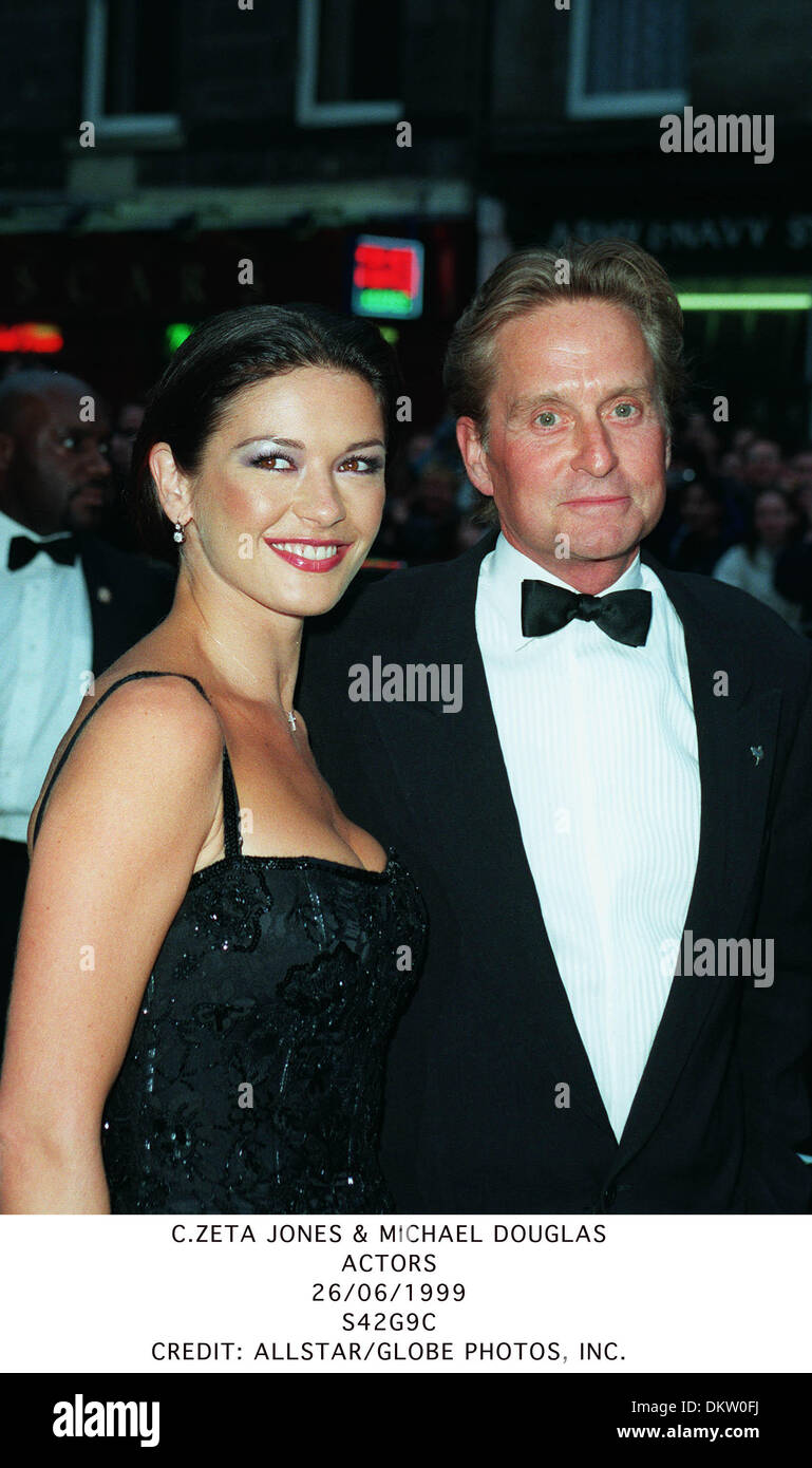 C.ZETA-JONES & MICHAEL DOUGLAS. ACTORS.26/06/1999.S42G9C. Stockfoto