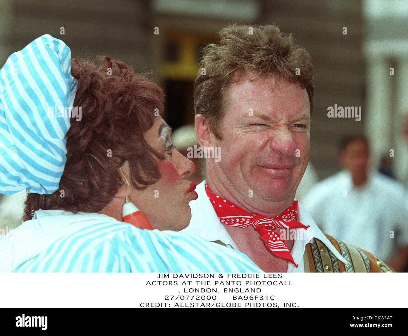 27. Juli 2000 - LONDON, ENGLAND - JIM DAVIDSON & FREDDIE LEES. AKTEURE AUF DER PANTO PHOTOCALL., LONDON, ENGLAND.27/07/2000.BA96F31C. CREDIT: (Kredit-Bild: © Globe Photos/ZUMAPRESS.com) Stockfoto