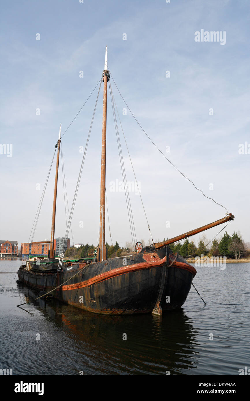 Der alte, verfallene Küstensegelkahn „Eben Haezer“, der an der Wharf an der Cardiff alten Bute East Dock Wales, dem britischen maritimen Erbe liegt. Stockfoto