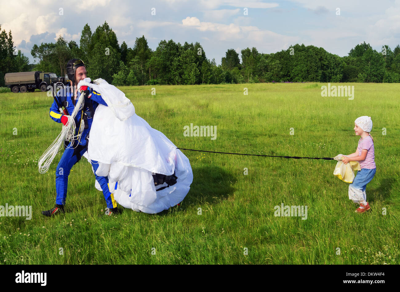 Fallschirmspringer und seine Tochter. -Geben Sie einen Fallschirm. Stockfoto