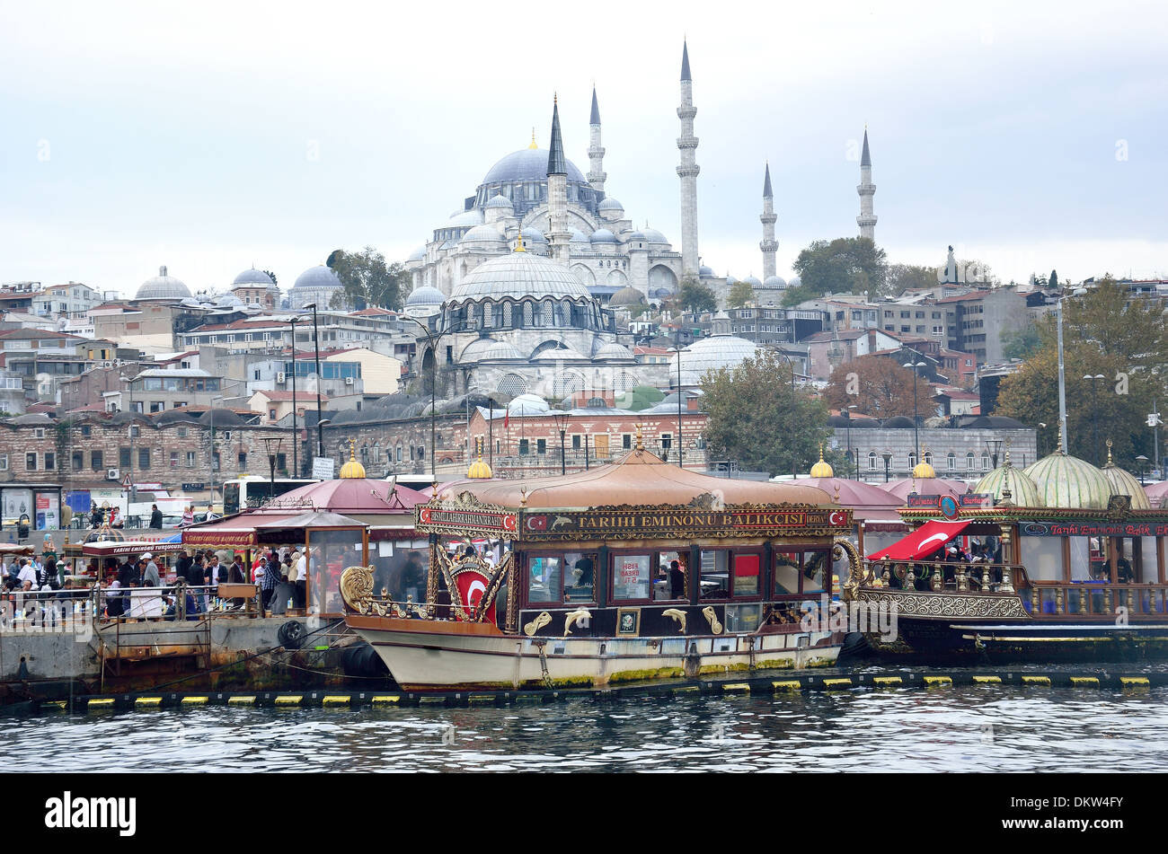 Ein Blick vom Galata Brücke traditionellen Fischrestaurant am Meer und die Süleymaniye-Moschee im Hintergrund, Istanbul Stockfoto