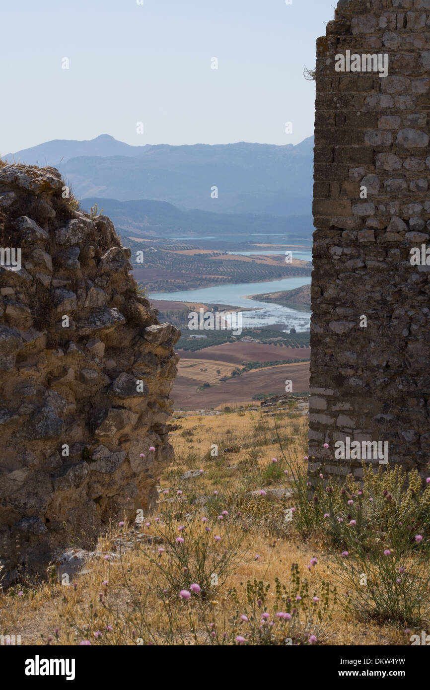 Blick von der Burg Ruinen bei Teba, über die umliegende Landschaft, Andalusien, Spanien Stockfoto