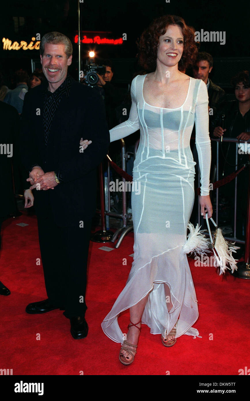 RON PERLMAN & SIGOURNEY WEAVER. AKTEURE IN '' ALIEN AUFERSTEHUNG ''.10/12/1997.L49G26AC. Stockfoto