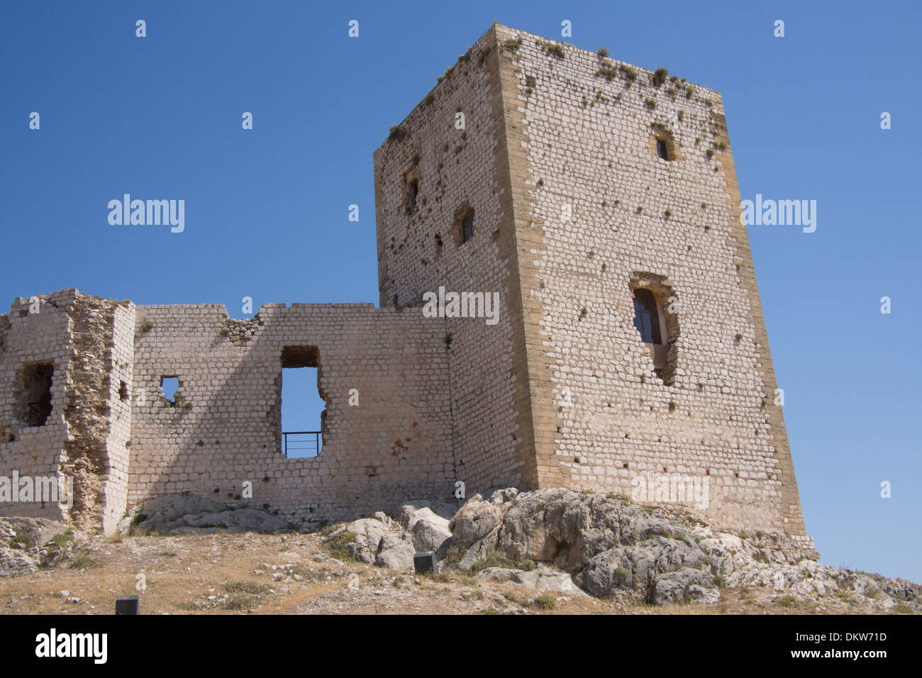 Burgruine bei Teba, eines der weißen Dörfer (Pueblos Blancos) von Andalusien, Spanien. Stockfoto