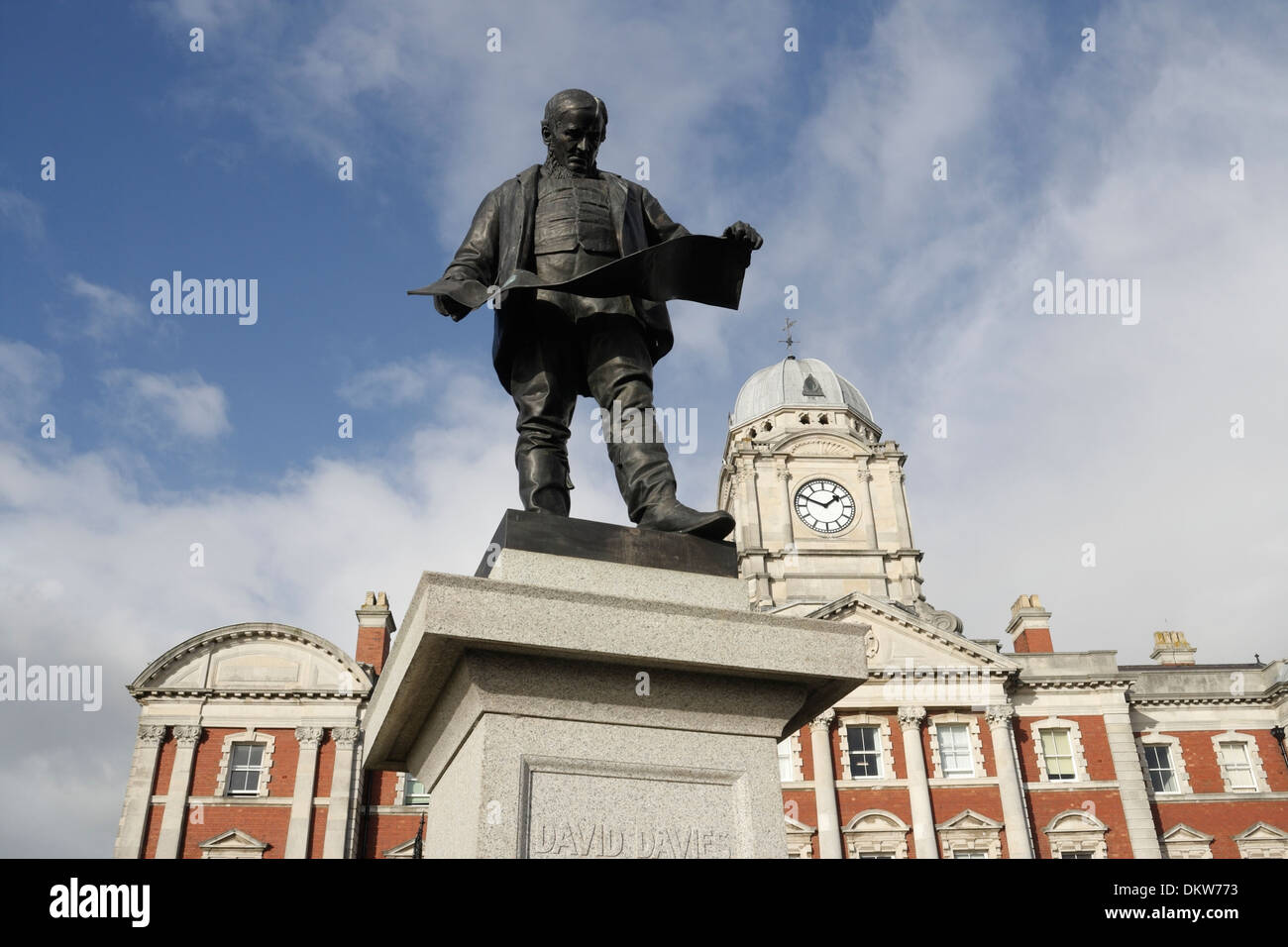 Barry Docks Büros mit der Statue von David Davies, dem Gründer von Barry Docks. Vale of Glamorgan Council, Wales, Vereinigtes Königreich Stockfoto