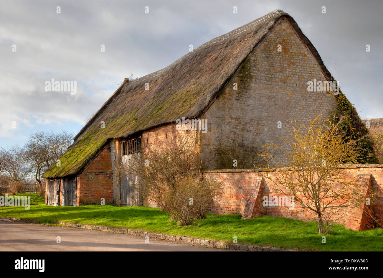 Schöne, große Cotswold Scheune mit Strohdach, Blackwell, Gloucestershire, England. Stockfoto