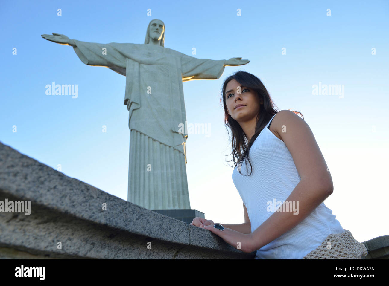 Südamerika Brasilien Rio de Janeiro Stadt Rio Corcovado Carioca Brünette Mädchen Frau Jesus Christo Statue Symbol religion Stockfoto