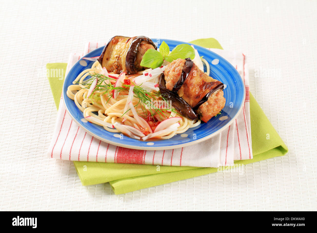 Spaghetti mit Fleischbällchen eingewickelt in Aubergine Stockfoto