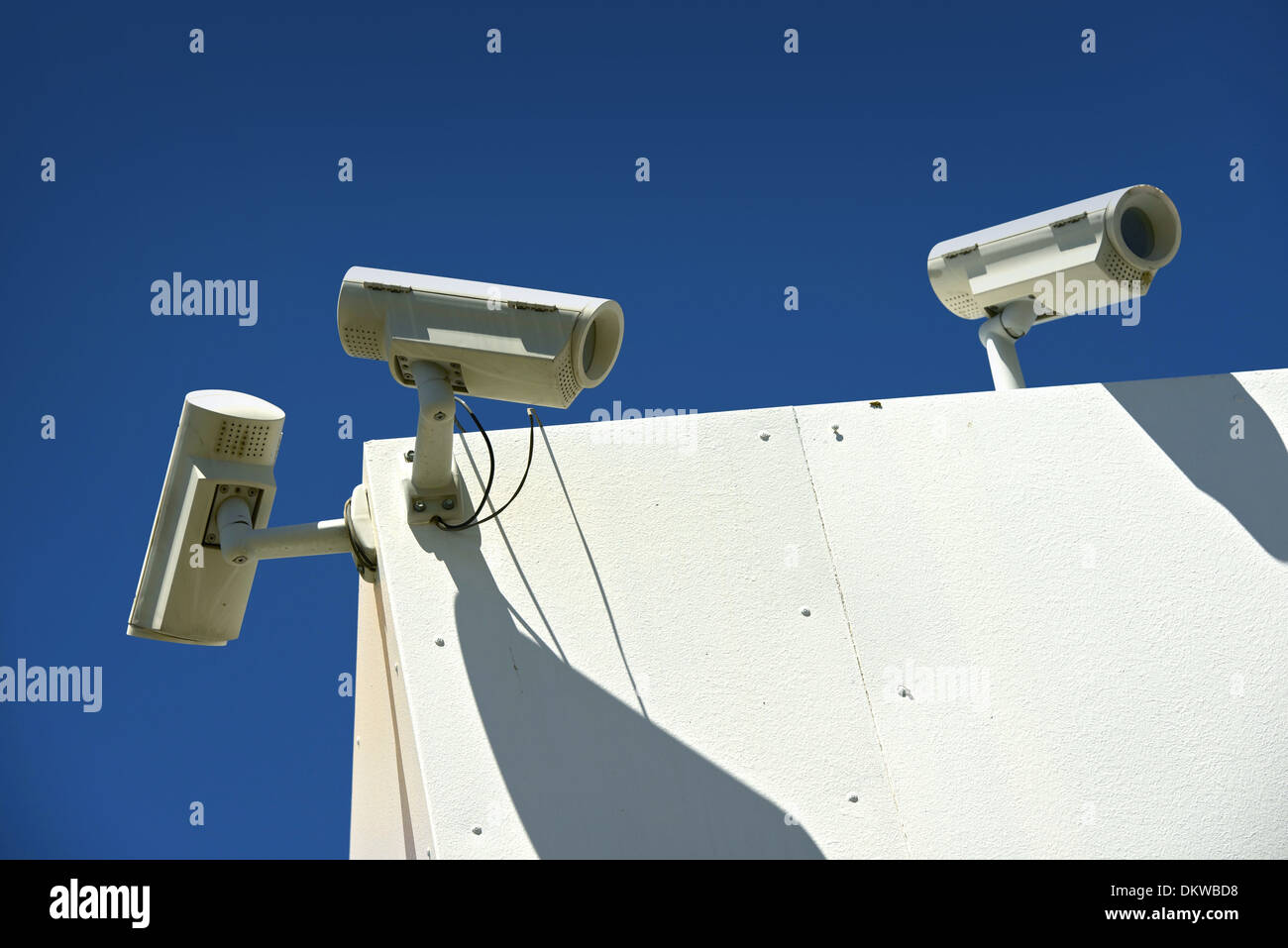 CCTV Kameras an der Gebäudeecke. Überwachungstechnik. Stockfoto