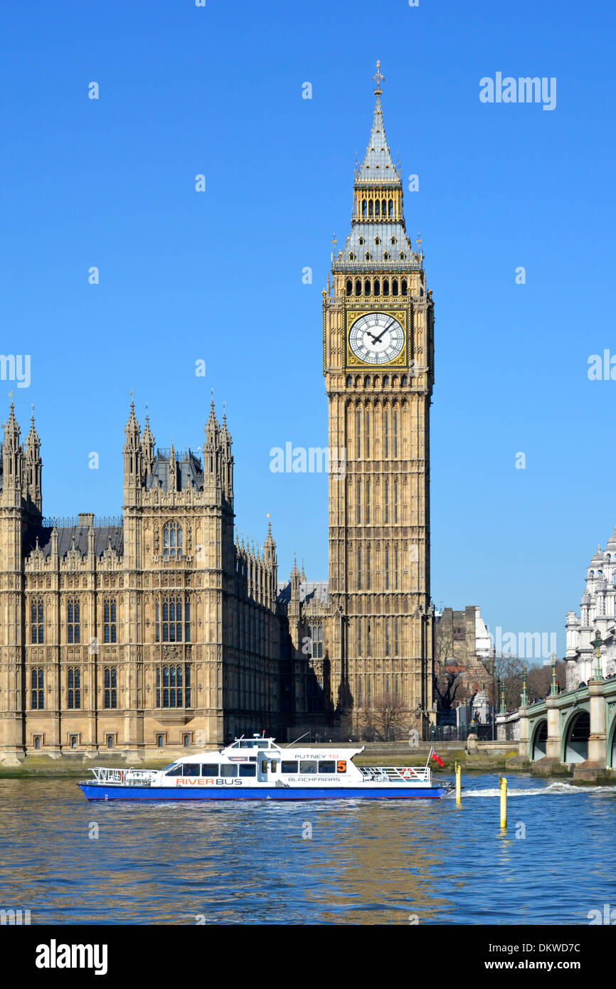 Von der Themse Putney zum Blackfriars River Bus Clipper Service vorbei an der Big Ben Uhr im Elizabeth Tower im Houses of Parliament City of Westminster Stockfoto