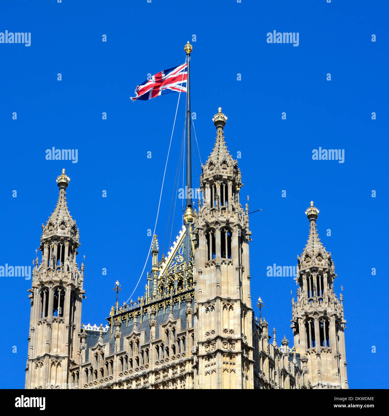 Anschluß-Markierungsfahne vom oberen Rand der Victoria Tower auf die Houses of Parliament Stockfoto