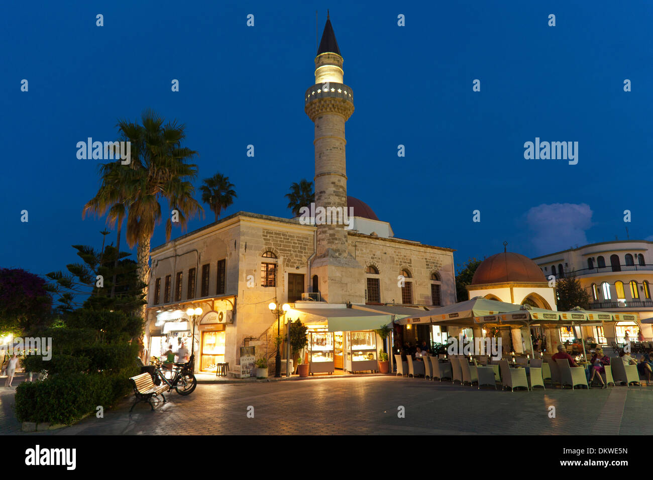 Kos 1725 Beleuchtung Defterdar Defterdar Moschee Dämmerung Twilight Freiheit Platz Geschäft Geschäfte Griechenland Europa Handelshafen Insel Islam Stockfoto