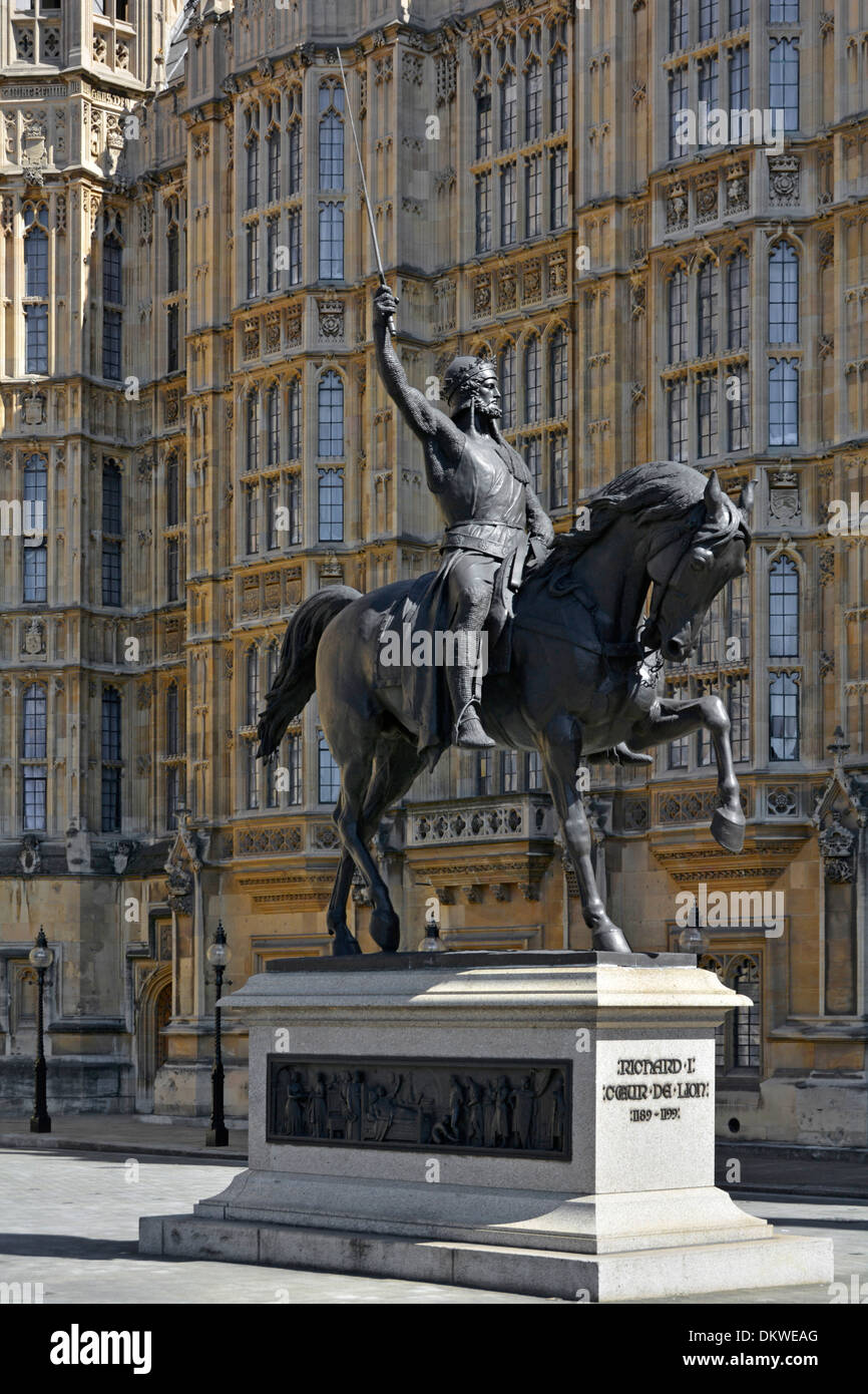 Statue von König Richard 1 auf dem Pferderücken mit Houses of Parliament im Hintergrund Stockfoto