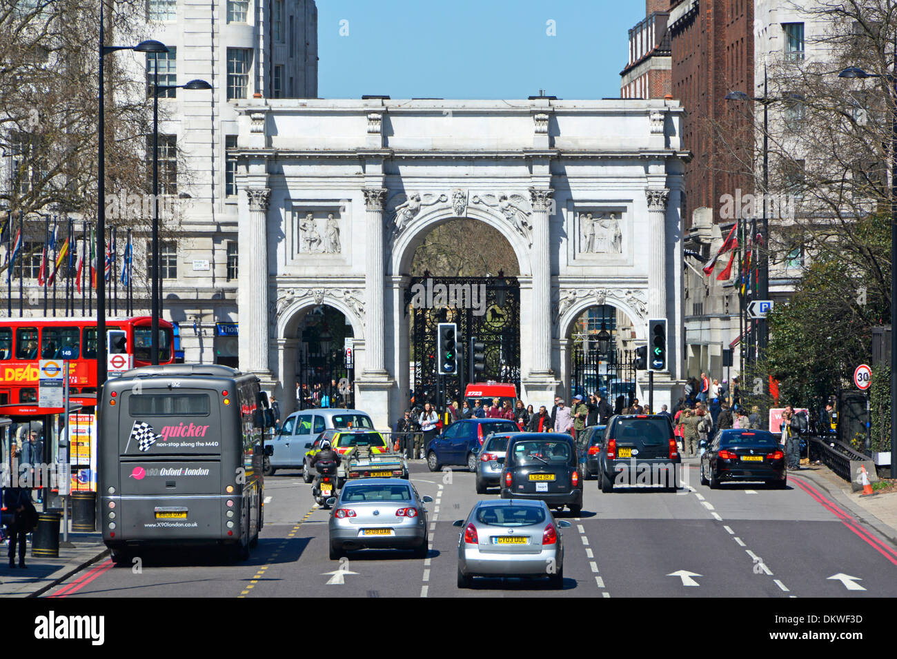 Verkehr auf der Park Lane nähert sich den Marble Arch Kreisverkehr Stockfoto
