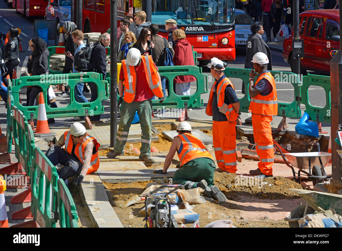 Hohe gegenüber Arbeitern die Durchführung von Änderungen an aufkantungen an Fußgängerampel auf der Oxford Street West End London England Großbritannien Stockfoto