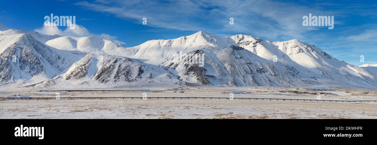 Panorama von der Alyeska Rohöl-Pipeline durch die verschneiten Berge der Brooks Range von Dalton Highway Alaska USA Stockfoto