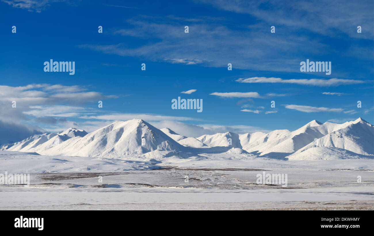 Schneebedeckte Brooks Range Berge Alaska USA mit blauem Himmel aus dem Dalton Highway Stockfoto